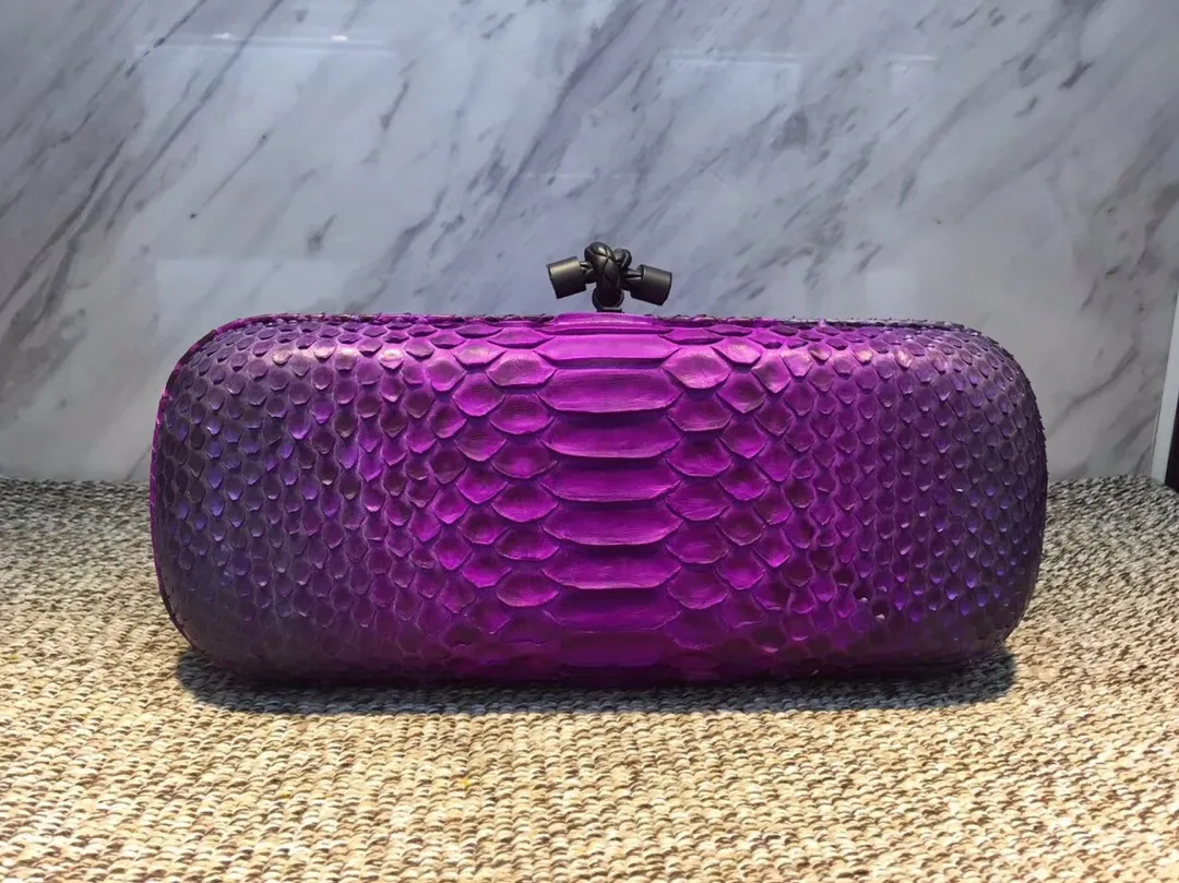 🔥🔥Model No. 8651🔥🔥This elegant clutch bag is one of the most popular handbags in woven bags. It is an interpretation of a classic design that was reintroduced in 2001. Since its launch, the Knot clutch has exhibited exquisite craftsmanship and integrated different styles from low-key to flamboyant. Each new Knot product demonstrates the irresistible and timeless charm of this classic handbag. This luxurious handbag features the signature braided rope buckle and is crafted from rare yellow-ringed forest snake and water snake skins. More charming and luxurious texture. Size Large 25cm